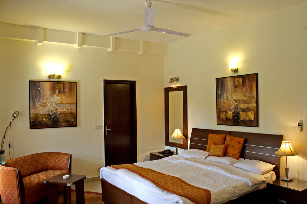 Ahuja Residency Golf Links Hotel New Delhi Buitenkant foto
